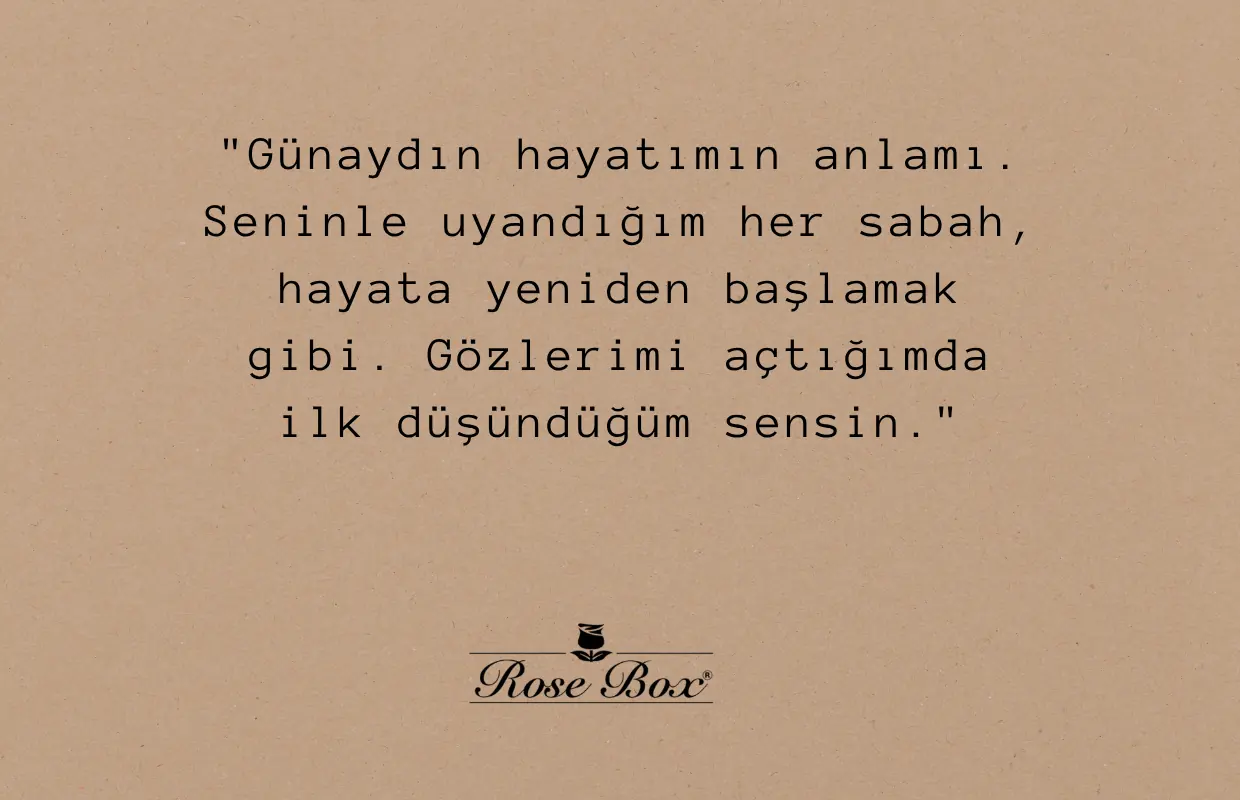 Sevgiliye aşk sözü yazılmış not kartı ve kırmızı gül buketi