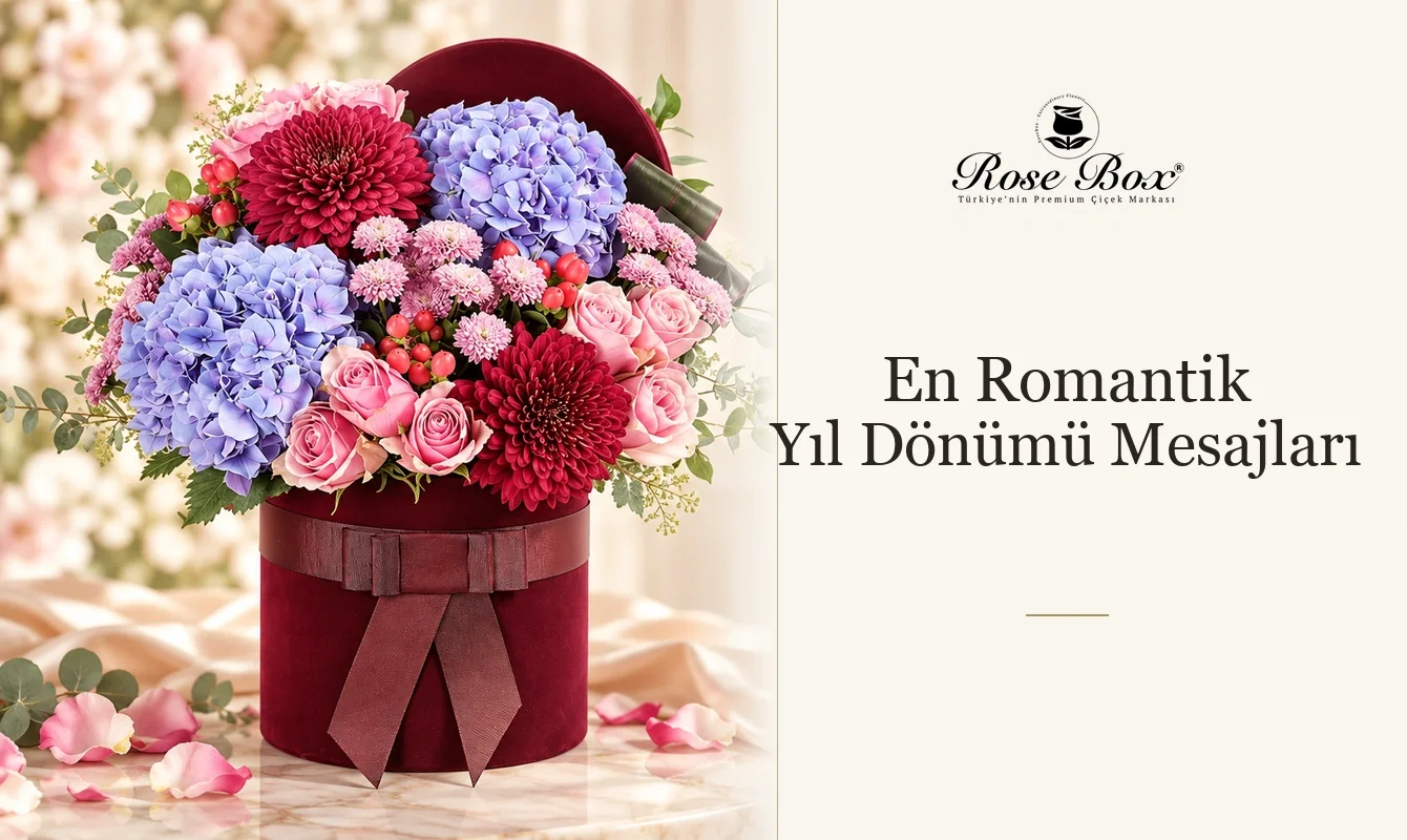Kırmızı ve pembe güllerle dolu büyük RoseBox kutusunun yanında yıl dönümü kartını okuyan kadın