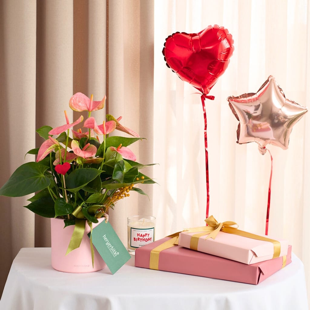 masaüstünde-pembe-antoryum-kırmızı-kalp-balon